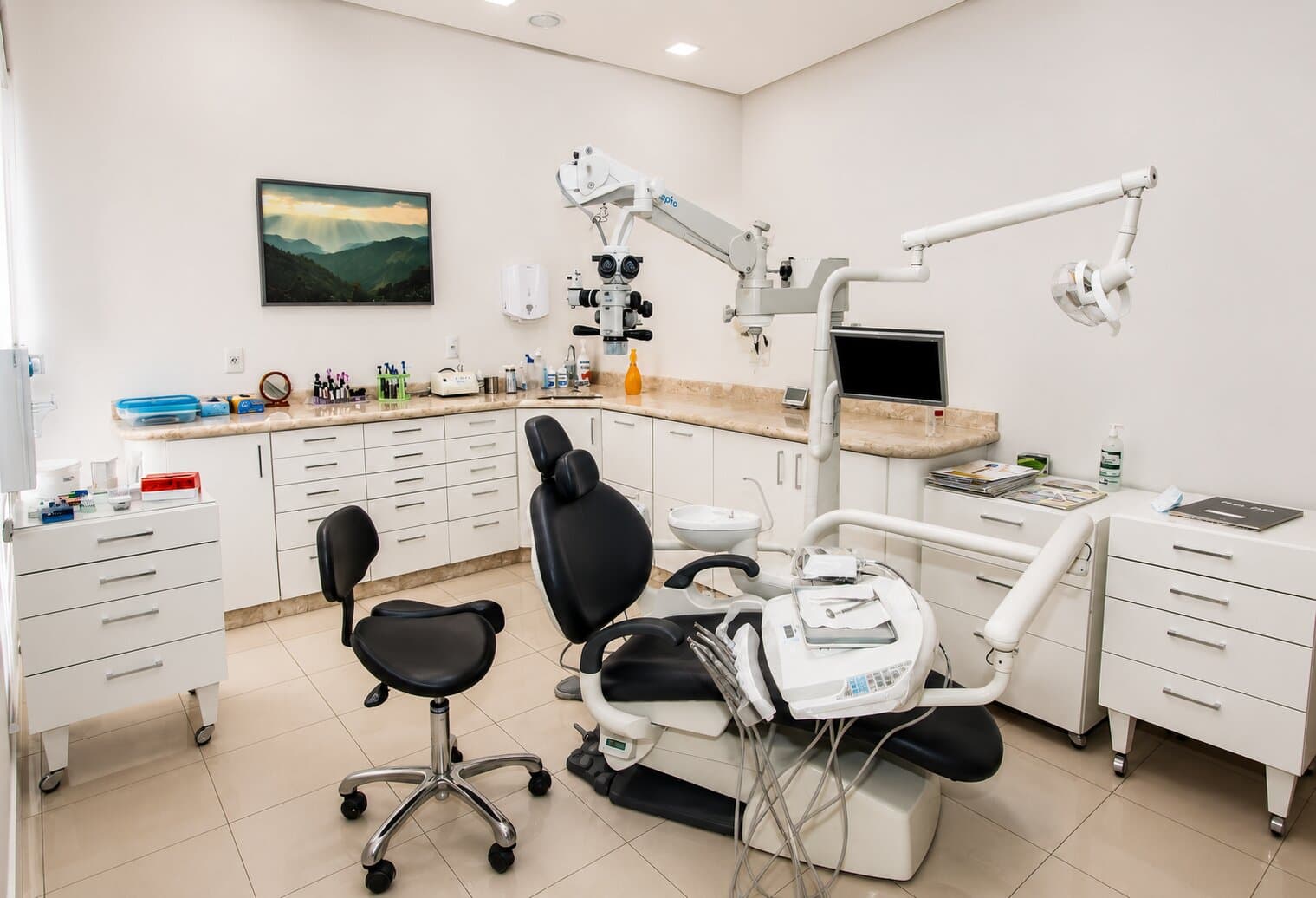 Consultório com microscópio odontológico